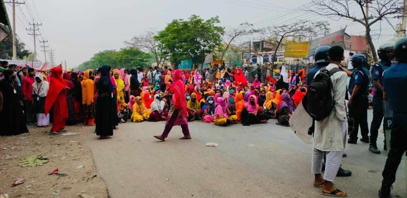 ঈদের ছুটি বৃদ্ধির দাবিতে গাজীপুরে শ্রমিকদের মহাসড়ক অবরোধ